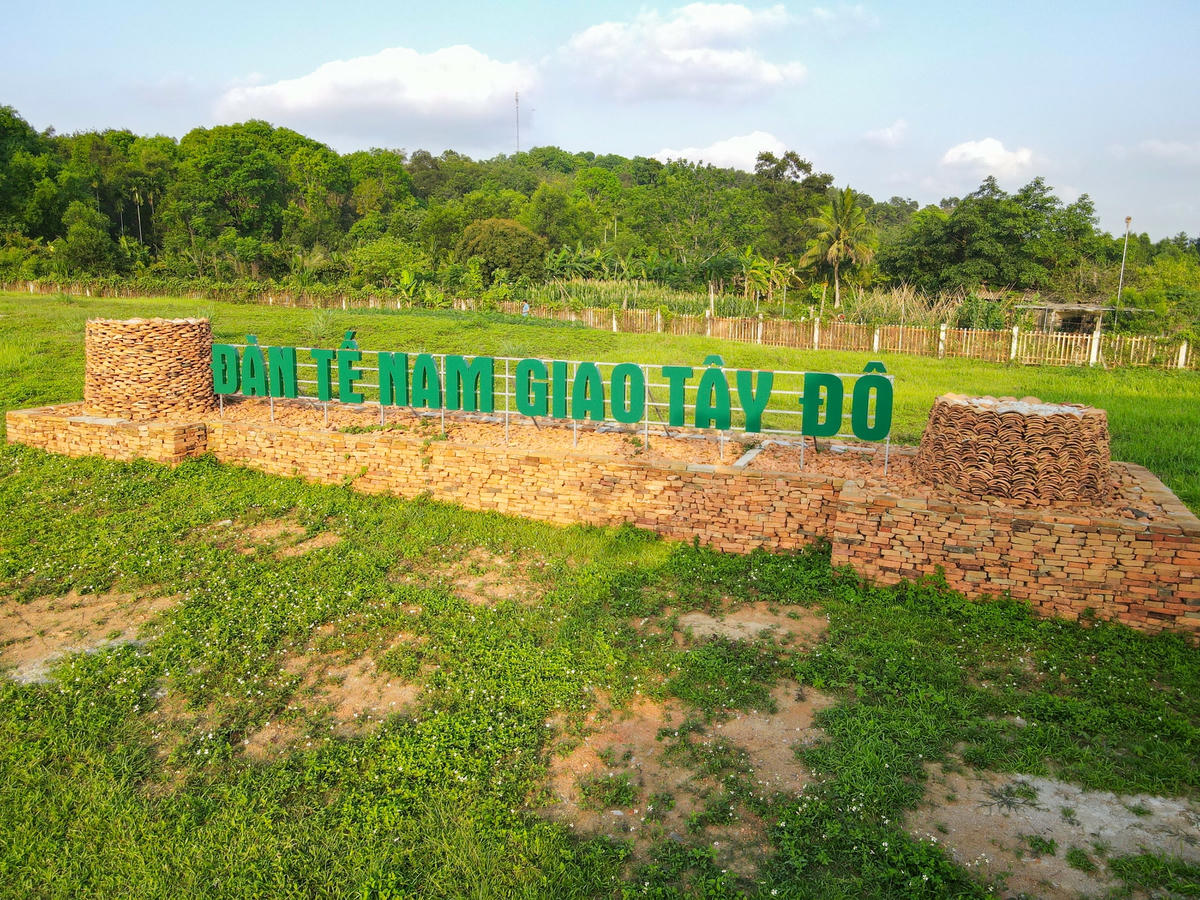 Ông Nguyễn Văn Long - Phó Giám đốc Trung tâm bảo tồn di sản thành nhà Hồ cho biết: Từ năm 2004 - 2016, đàn Nam Giao khai quật 4 lần với tích 18.000m2. Hiện tại, phần lớn kiến trúc chính với quy mô và cấu trúc của đàn tế đã được nhận diện. Ảnh: Đình Minh