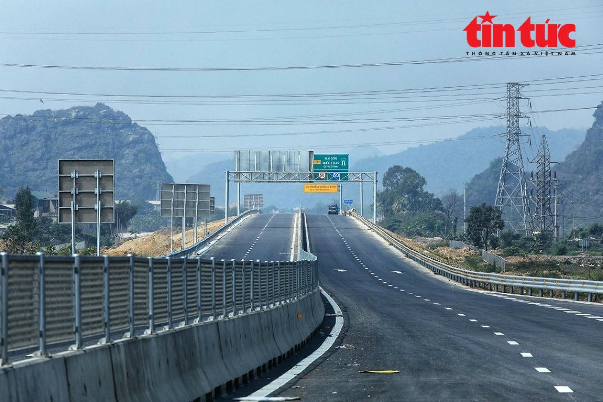 Nền mặt đường cao tốc Mai Sơn - QL45 đã hoàn thành thảm bê tông nhựa nóng tiêu chuẩn, sơn kẻ vẽ phân làn đường... đáp ứng yêu cầu phương tiện lưu thông.