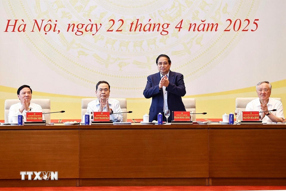 Thủ tướng Chính phủ Phạm Minh Chính và Chủ tịch Quốc hội Trần Thanh Mẫn chủ trì Hội nghị. (Ảnh: Doãn Tấn/TTXVN)