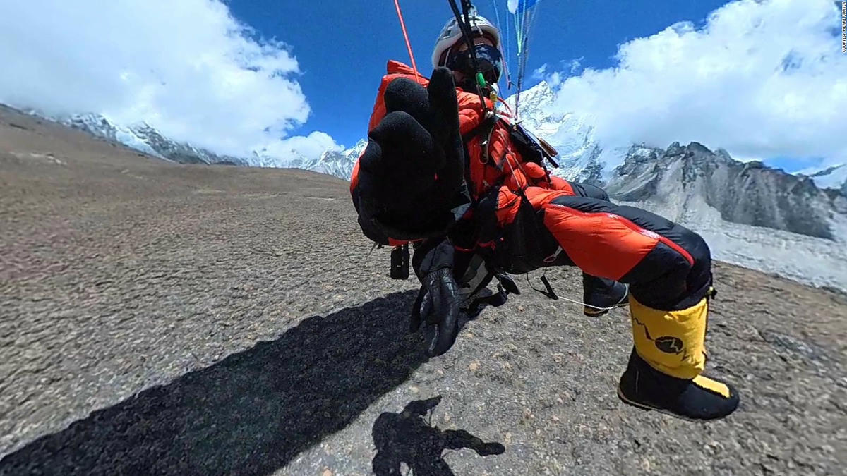 Carter, 55 tuổi, là người gốc Johannesburg, người đã bay từ 6 đỉnh núi cao nhất thế giới. Ảnh: CNN.