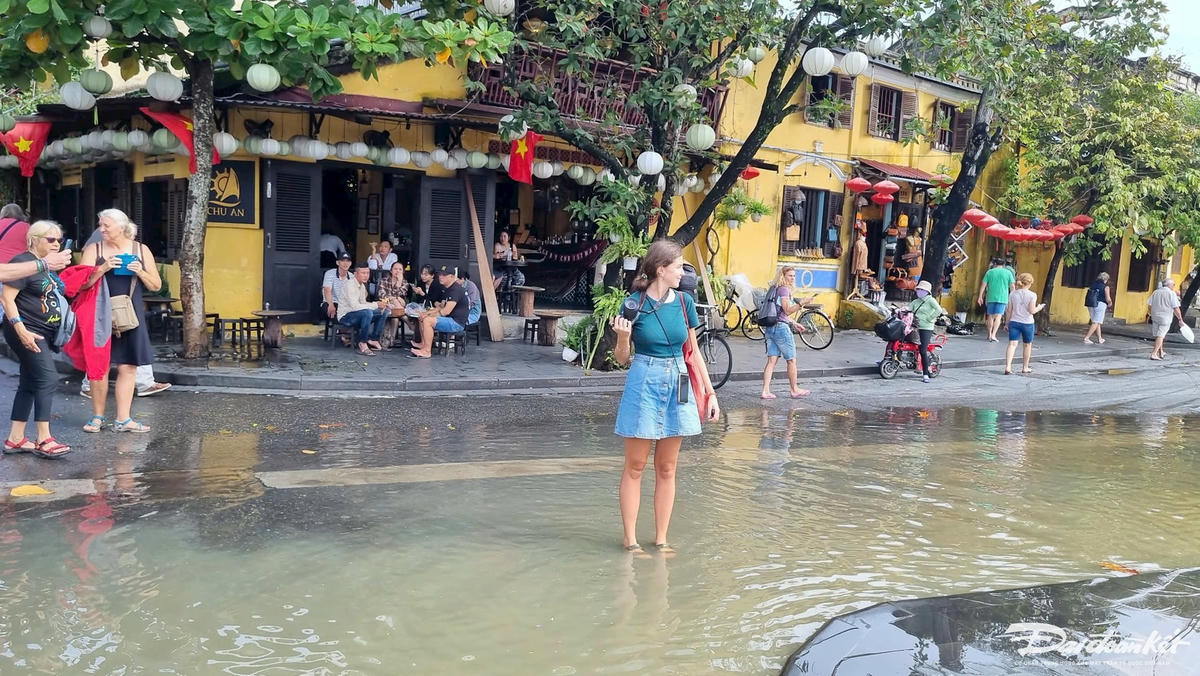 Du khách checkin trên tuyến đường Bạch Đằng ngập nước.