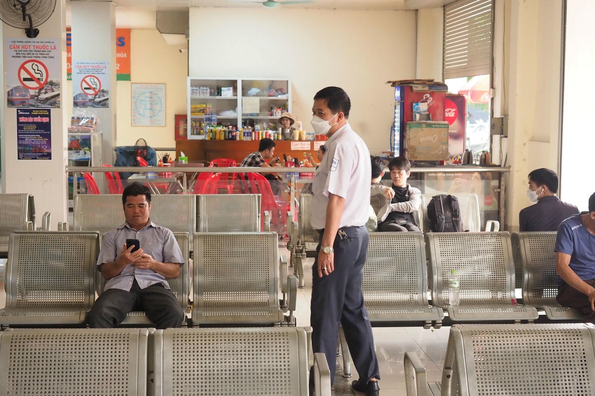 Nhân viên Bến xe nhắc nhở người dân đeo khẩu trang. 