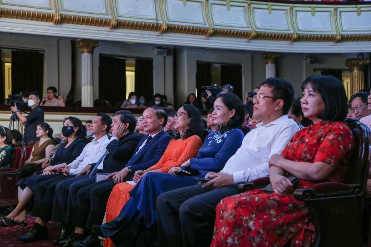 Đại biểu tham dự chương trình.