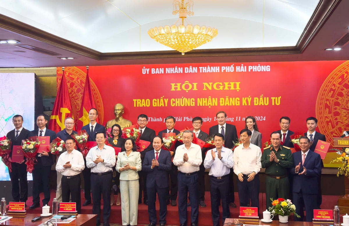 Tổng Bí thư Tô Lâm chứng kiến TP Hải Phòng trao giấy chứng nhận đăng ký đầu tư cho các cho các dự án trong khu kinh tế, khu công nghiệp trên địa bàn thành phố tháng 11/2024. Ảnh: Đà 