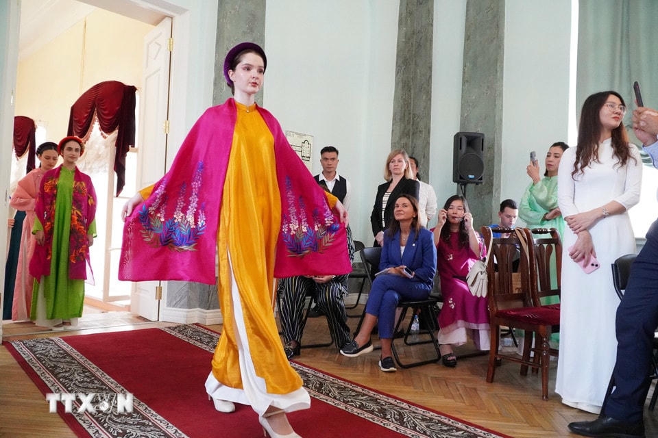 Trình diễn áo dài do các cô gái Nga thực hiện. (Ảnh: Tâm Hằng/TTXVN)