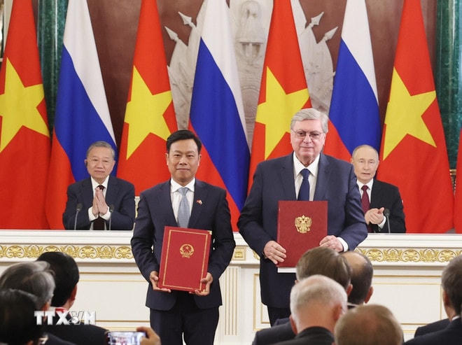 Tổng Bí thư Tô Lâm và Tổng thống Vladimir Putin chứng kiến trao Bản ghi nhớ giữa Đại học Quốc gia Hà Nội và Đại học Quốc gia Quan hệ quốc tế Moskva (MGIMO). (Ảnh: Thống Nhất/TTXVN) ttxvn-tong-bi-thu-to-lam7.jpg