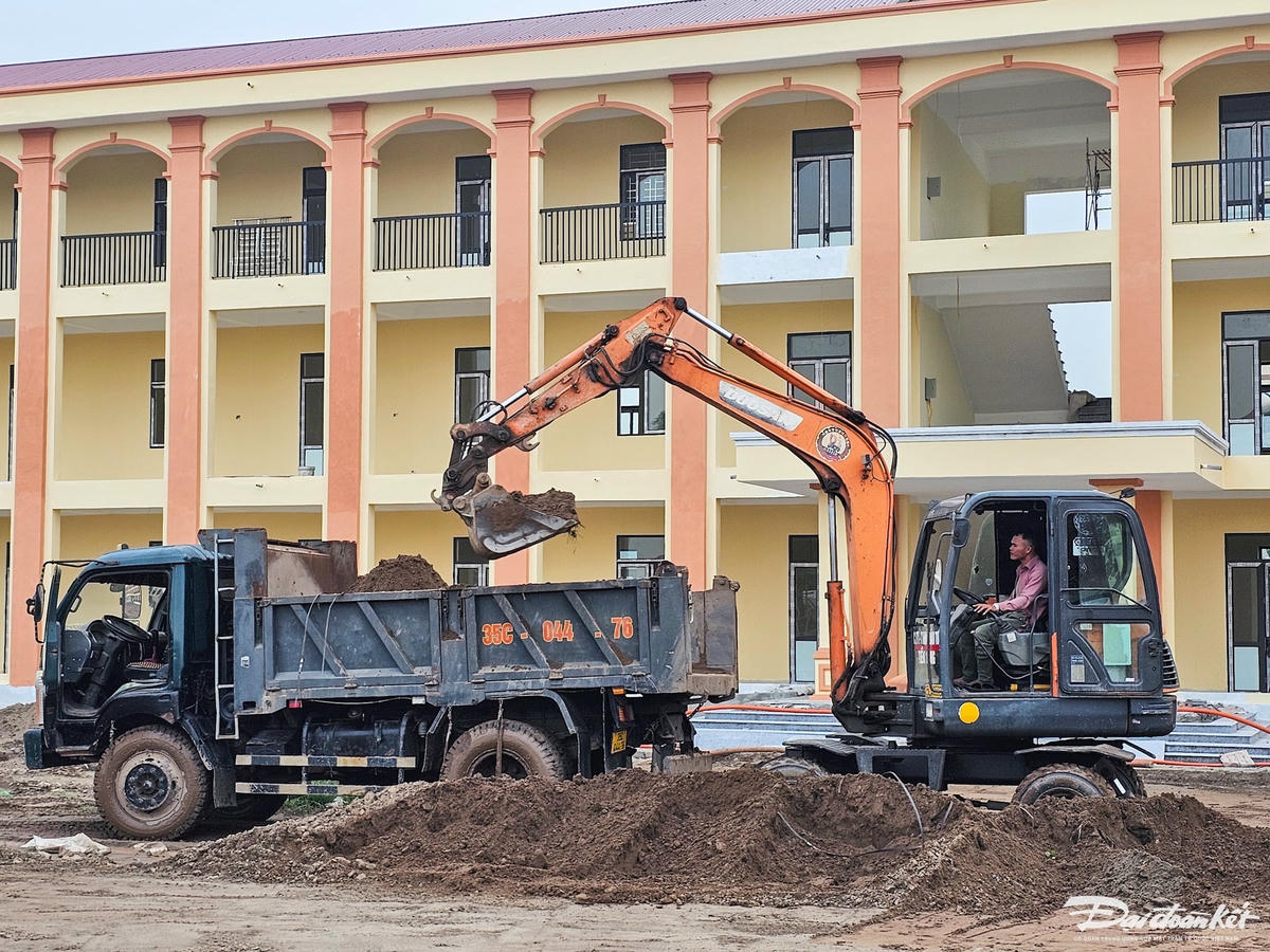 Ông Nguyễn Hoàng Anh, Phó Giám đốc Ban QLDA đầu tư xây dựng công trình dân dụng và công nghiệp tỉnh Ninh Bình, tính đến ngày 27/5, khối lượng thi công đã hoàn thành khoảng 55,1 tỷ đồng, ước đạt trên 80% toàn bộ dự án. Ảnh: Đình Minh
