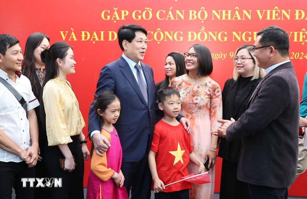 Chủ tịch nước Lương Cường nói chuyện với đại diện cộng đồng người Việt Nam đang sinh sống, làm việc tại Chile. (Ảnh: Lâm Khánh/TTXVN) ttxvn_chu tich nuoc_cong dong nguoi viet tai Chile 2.jpg