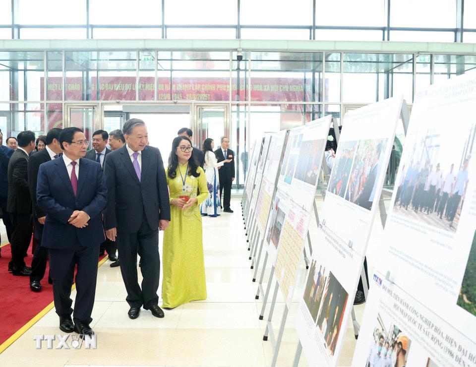 Tổng Bí thư Tô Lâm và Thủ tướng Phạm Minh Chính cùng các đại biểu tham quan trưng bày ảnh về hoạt động của Chính phủ qua các thời kỳ do TTXVN thực hiện. (Ảnh: Thống Nhất/TTXVN)
