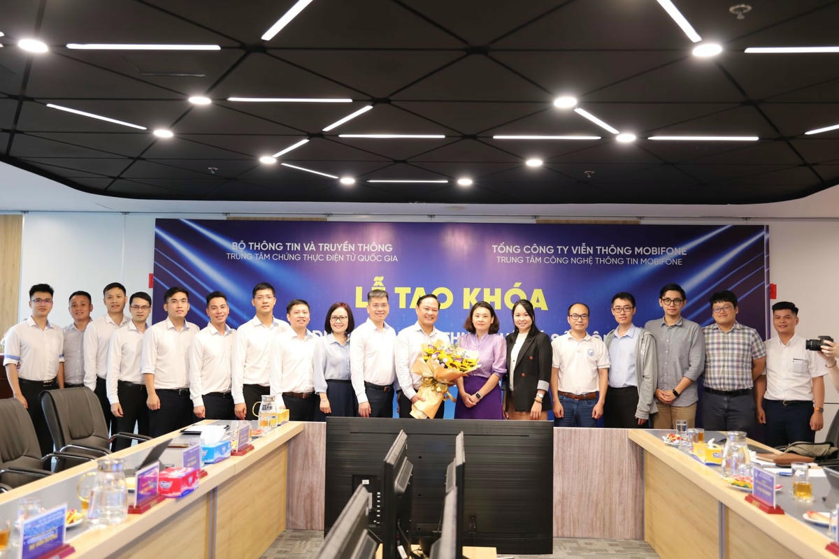 MobiFone phối hợp với đoàn công tác NEAC kiểm tra hệ thống chứng thực chữ ký số.