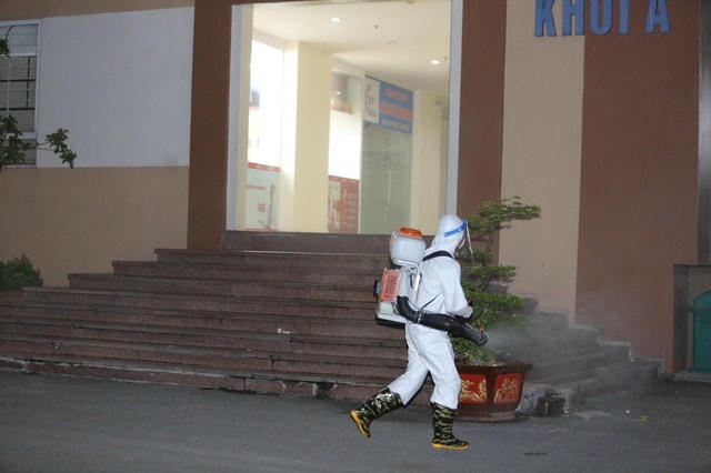 Lực lượng phản ứng nhanh tiến hành khử khuẩn cả bên trong và bên ngoài tòa nhà.