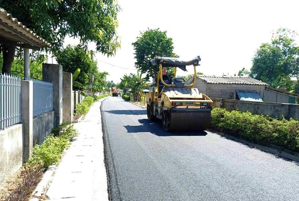 Nhựa hóa đường nông thôn ở Hà Tĩnh.