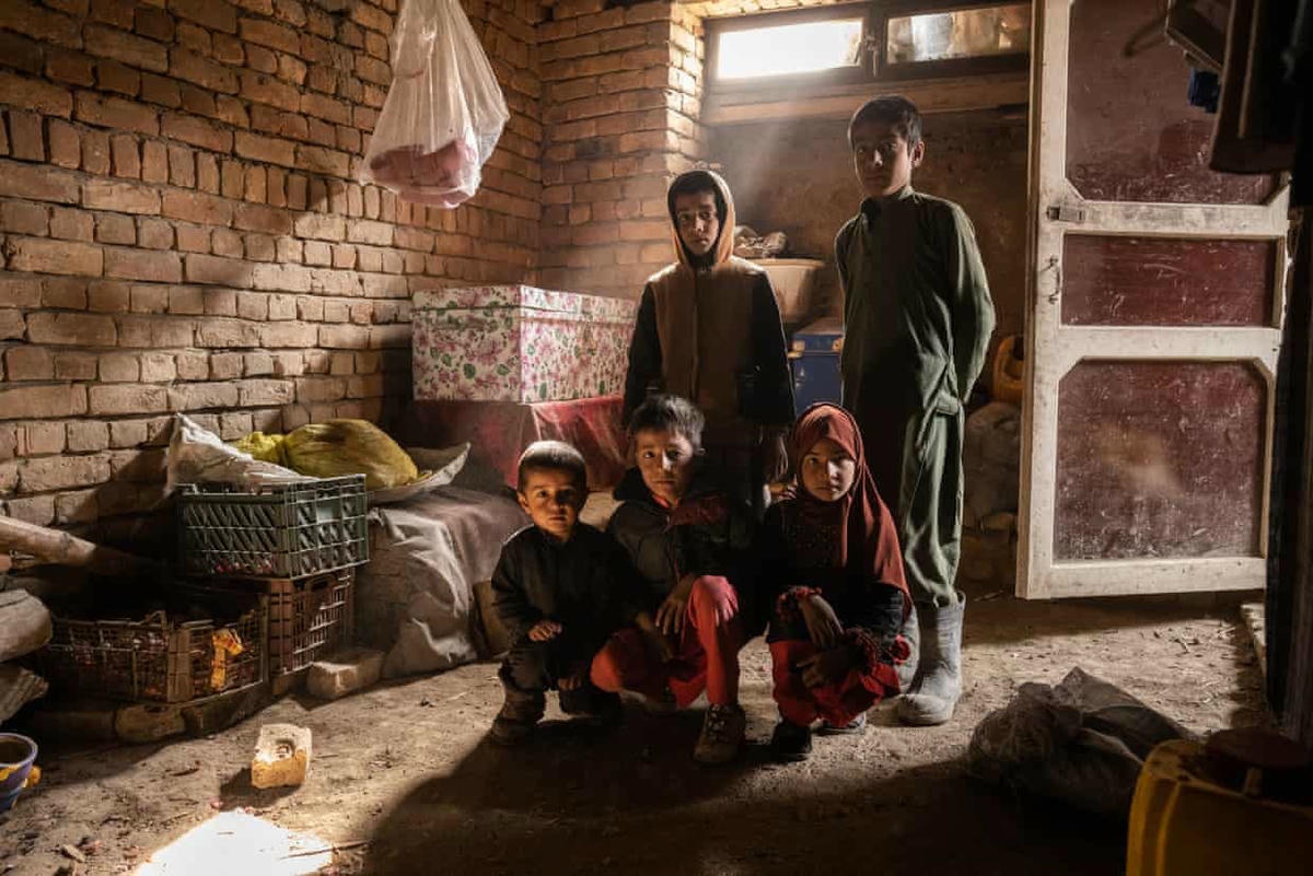 Những đứa trẻ phải sống trong điều kiện thiếu thốn. Ảnh: The Guardian.