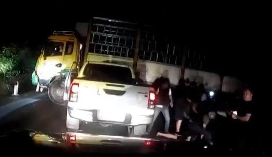 Lực lượng chức năng tạo thế gọng chìm, khống chế hai đối tượng.