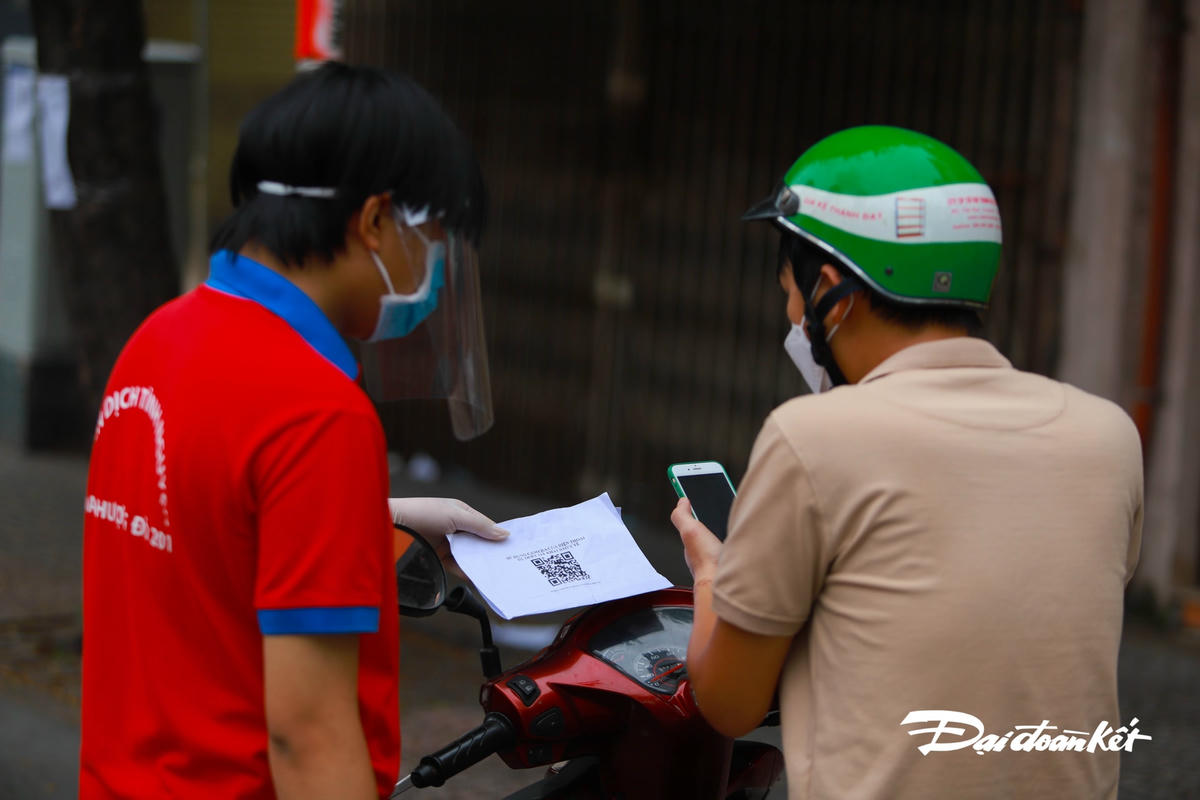 Lực lượng tình nguyện viên đem mã QR đến tận nơi và hỗ trợ giúp người dân khai báo nhanh nhất có thể.