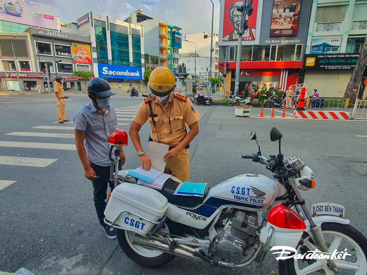 Một số trường hợp không xuất trình được giấy tờ liên quan, lực lượng chức năng sẽ lập biên bản xử phạt.