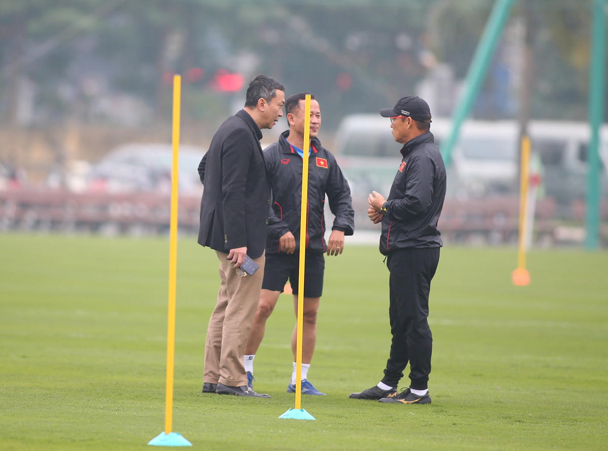 Phó chủ tịch VFF Trần Quốc Tuấn trao đổi với HLV Park Hang Seo trong buổi tập thứ 2 của đội