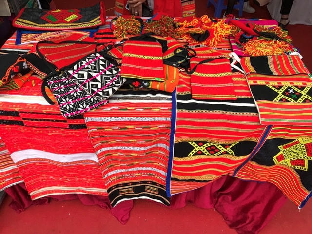 Những mảnh vải được dệt trong nhiều giờ,  