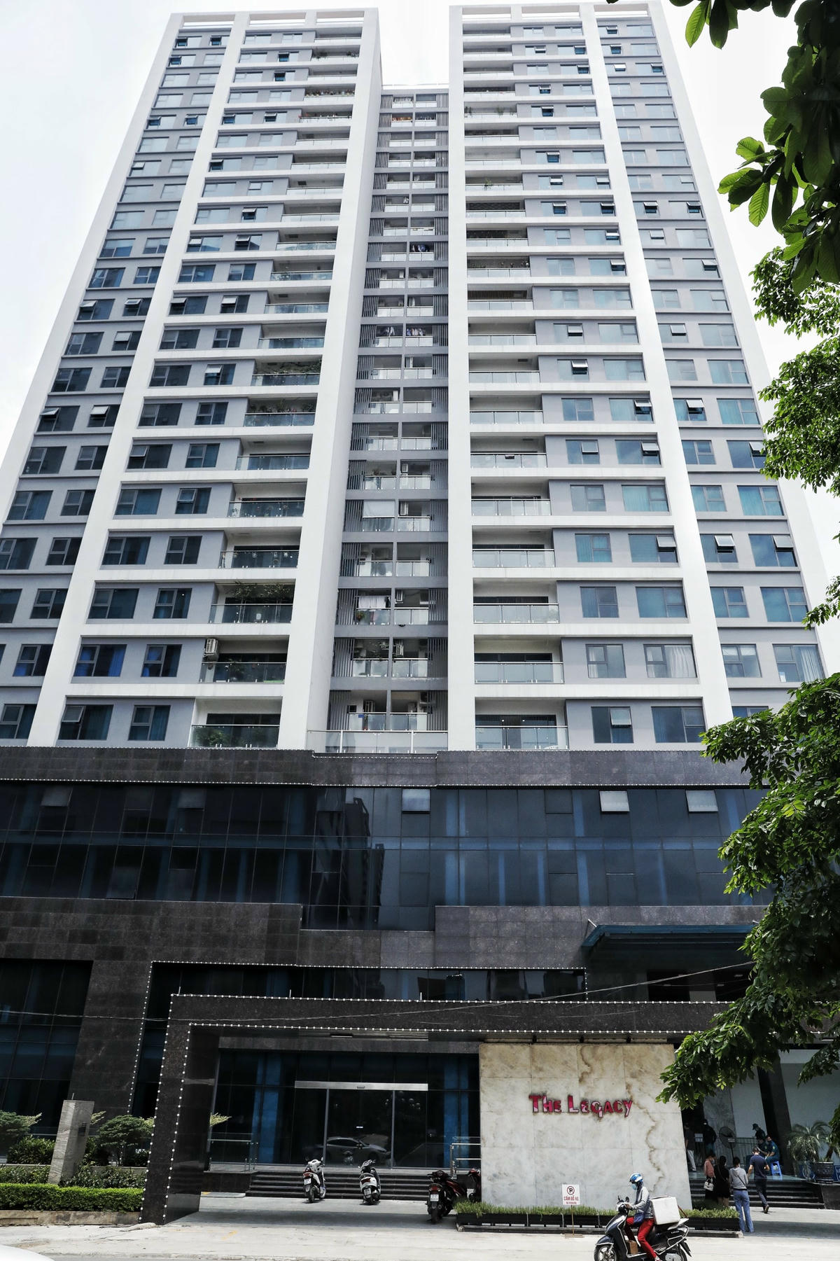 Chung cư The Legacy nơi có cư dân dương tính với SARS-CoV-2. Ảnh: Quang Vinh.