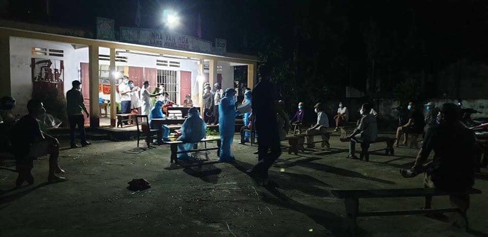 Cán bộ Y tế xét nghiệm xuyên đêm cho bà con thị trấn Nga Sơn (huyện Nga Sơn).