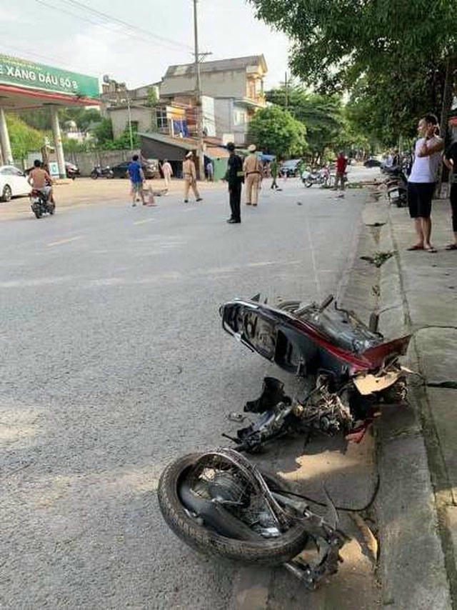 Nam thanh niên đi xe máy tử vong sau cú tông cực mạnh với xe ô tô 16 chỗ.