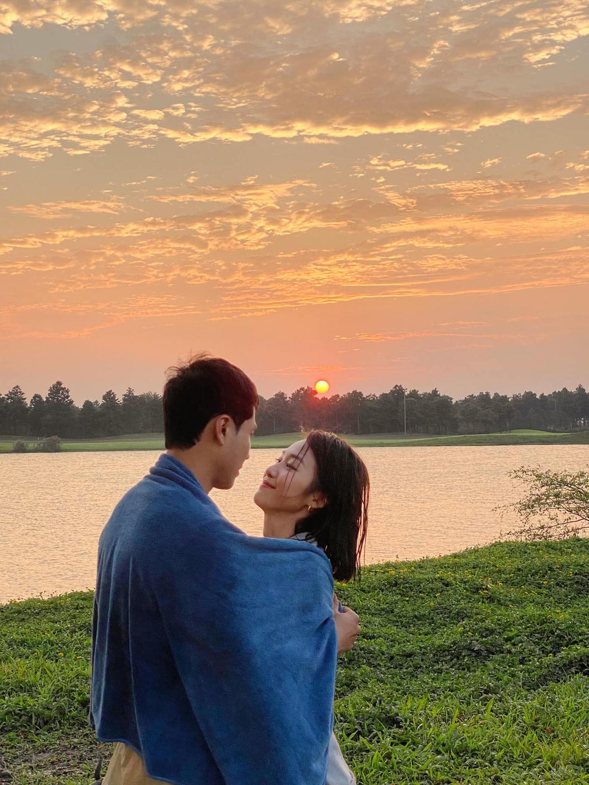 Trên trang cá nhân của cả hai vừa đăng tải hình ảnh ngọt ngào trong phim kèm caption liên quan đến “mối quan hệ mập mờ”.