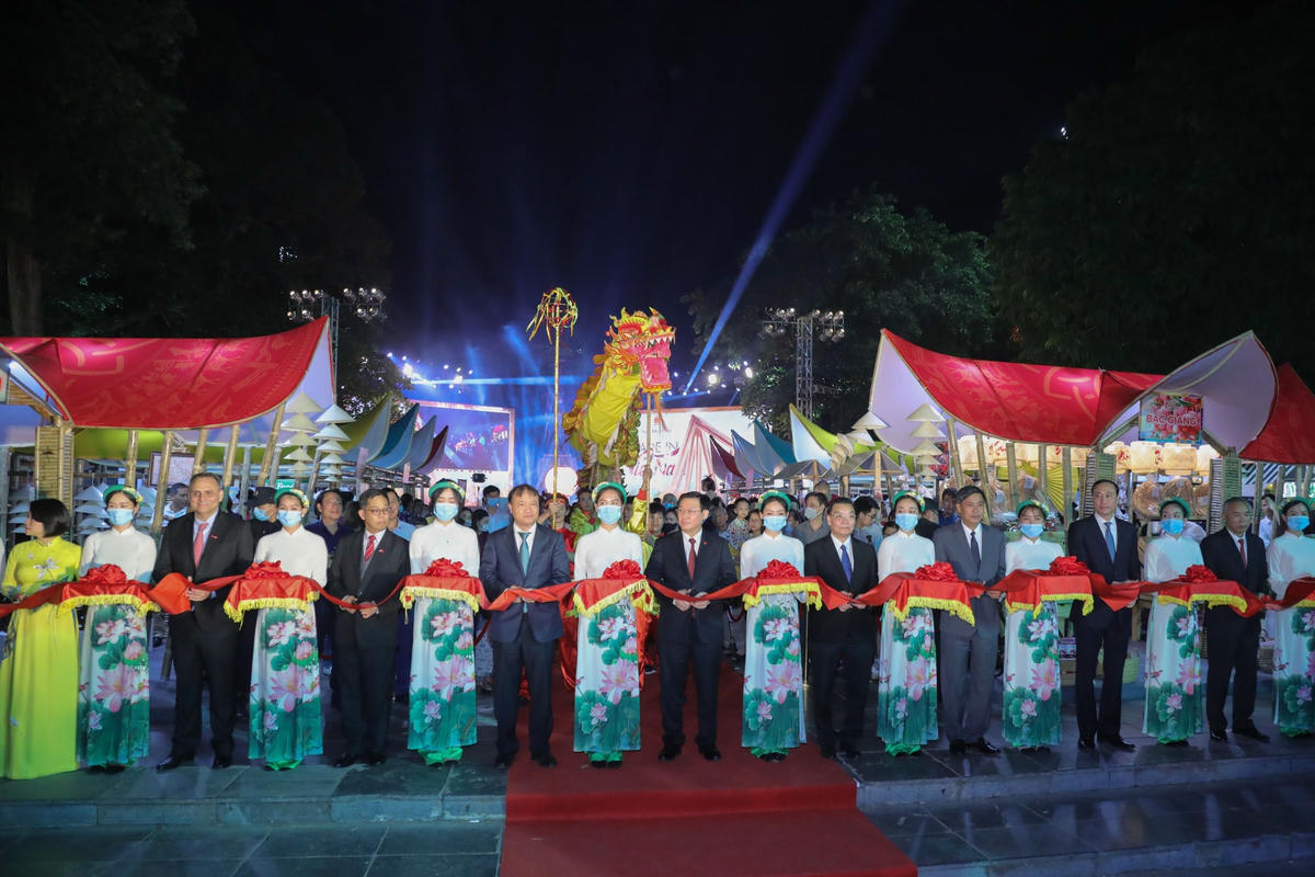 các vị lãnh đạo Hà Nội, các bộ ngành và MTTQ Việt Nam cắt băng khai mạc tuần hàng