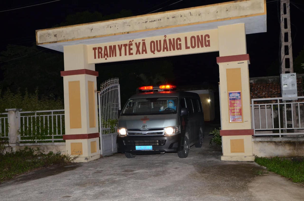 Xe chuyên dụng của ngành Y tế có mặt tại xã Quảng Long để tiến hành truy vết các F.