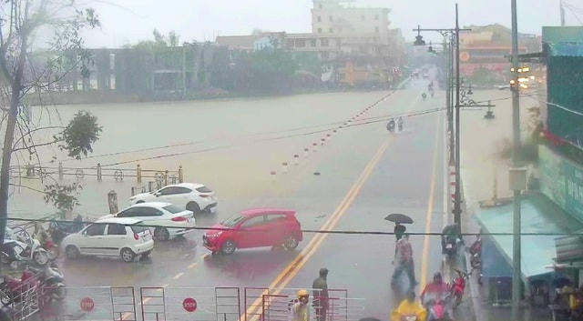 Đập Đá tràn nước lũ, các phương tiện bị cấm lưu thông nhưng một số người thấy nước chưa cao nên vẫn cố đi qua.