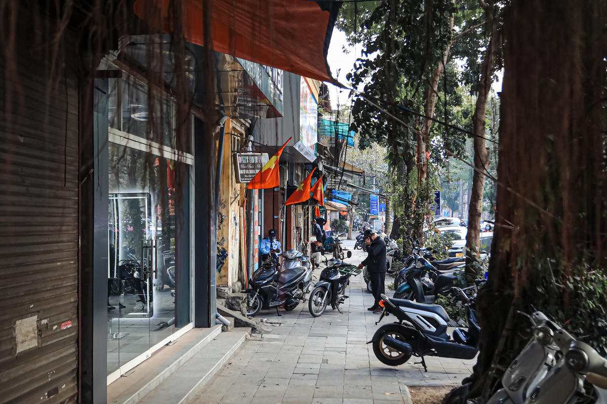 Vị trí sử dụng, hè phố sát tường nhà và nằm trong phạm vi mặt tiền của tòa nhà kết nối với không gian tầng một. Thời gian cấp phép 6 tháng/lần, sử dụng tạm thời hè phố với 45.000 đồng/m2/tháng.