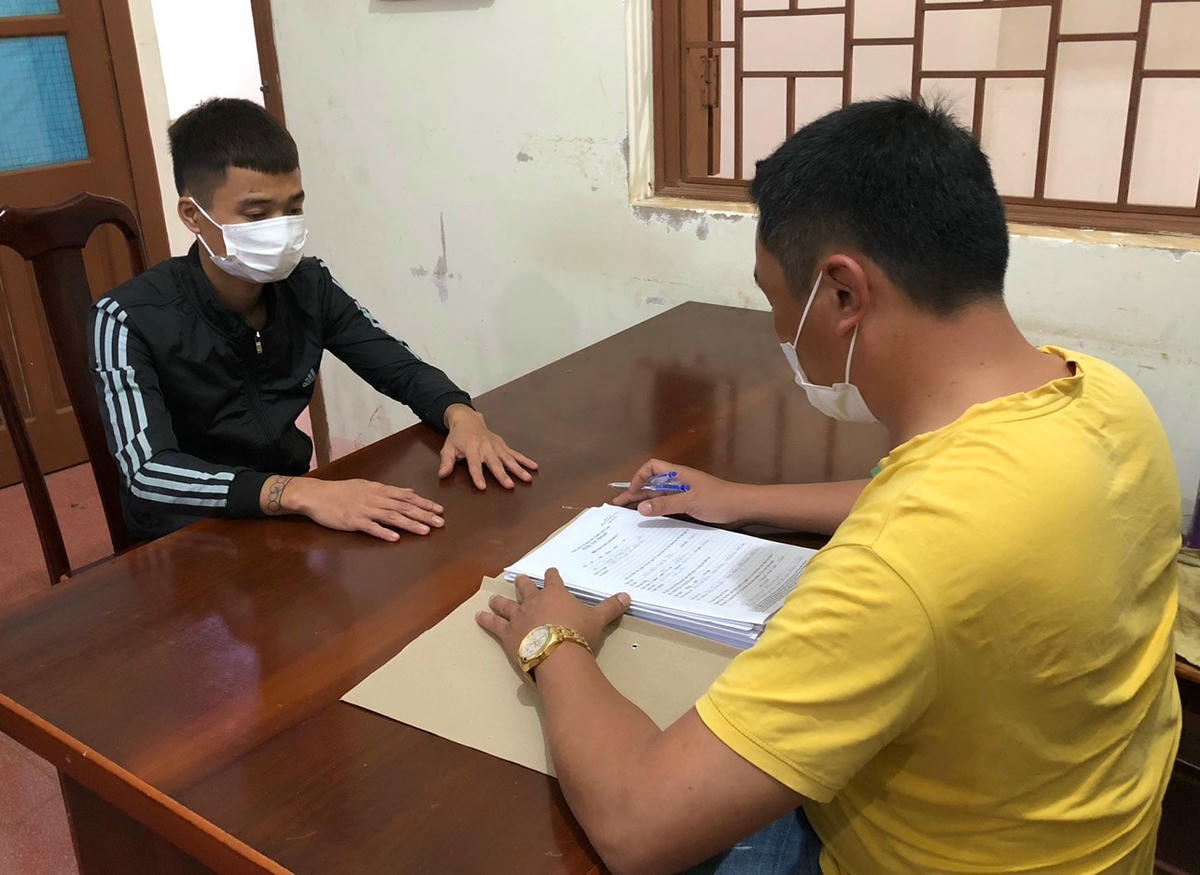 Đối tượng đang lấy lời khai tại cơ quan Công an.