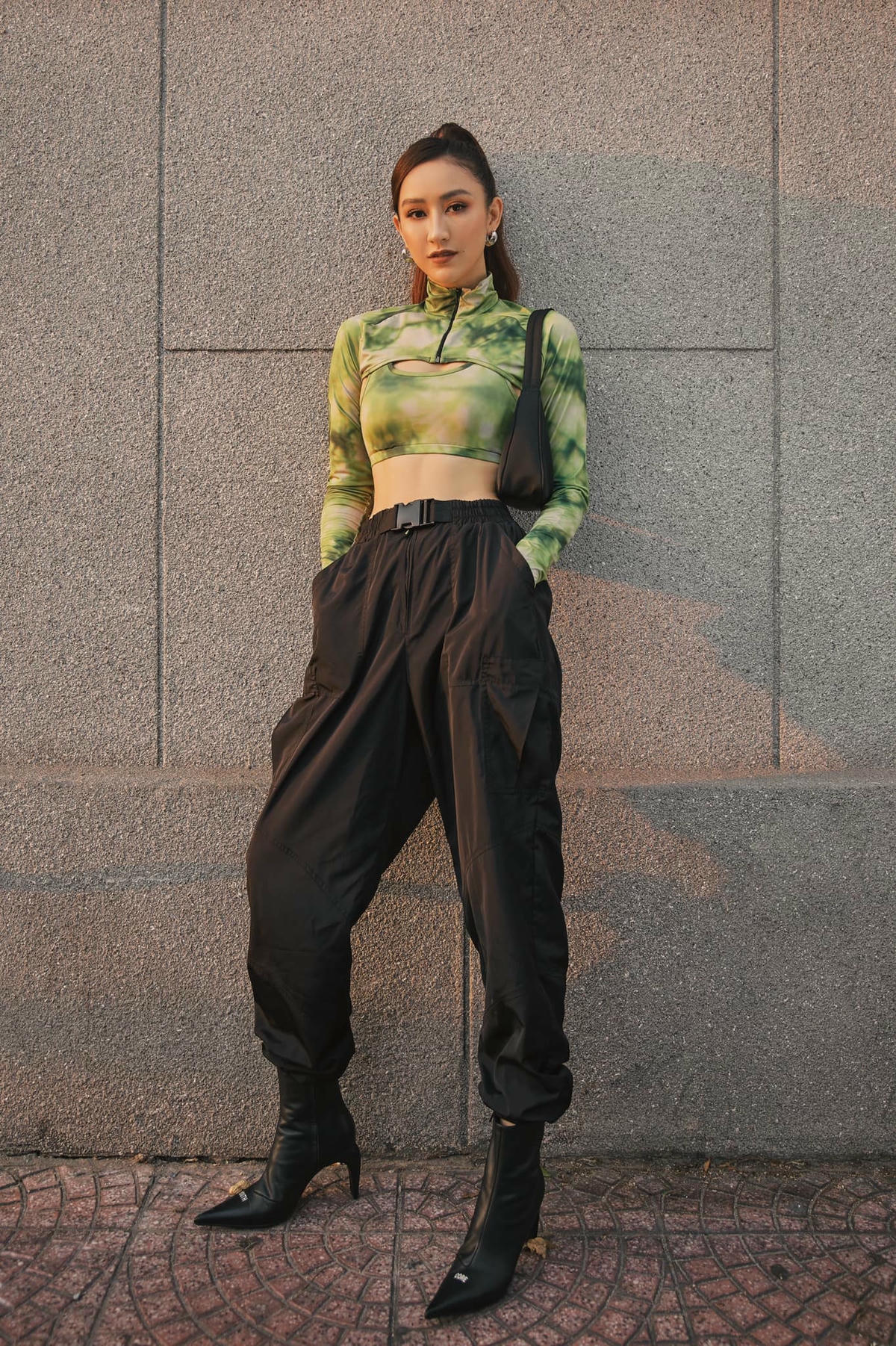 Á hậu Hà Thu cũng diện streetstyle chất không kém.