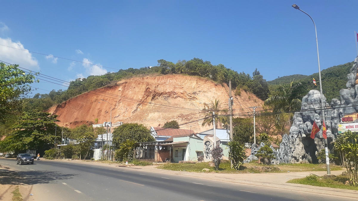 Quả đồi bị xé toác nhìn từ hướng đi trên Quốc lộ 20 (Đồng Nai đi Đà Lạt)