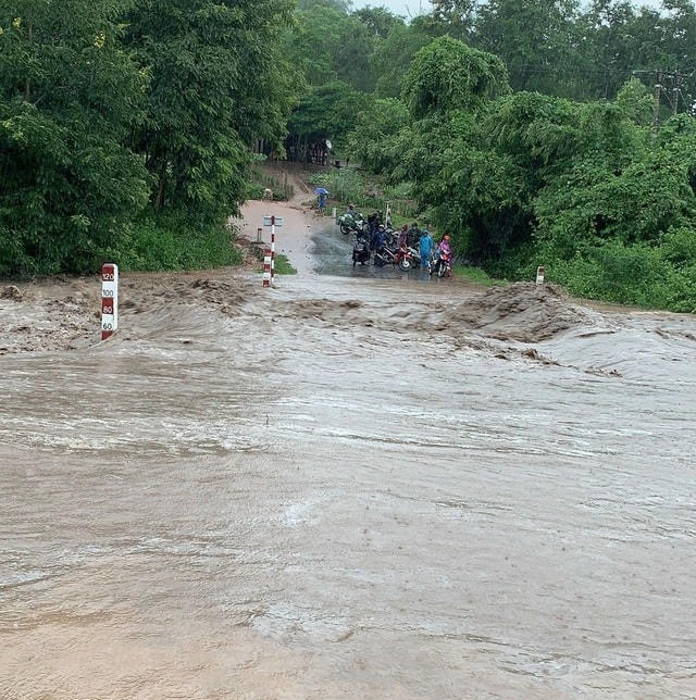 Mưa gây ngập cục bộ tại một số đoạn cầu tràn ở miền núi.