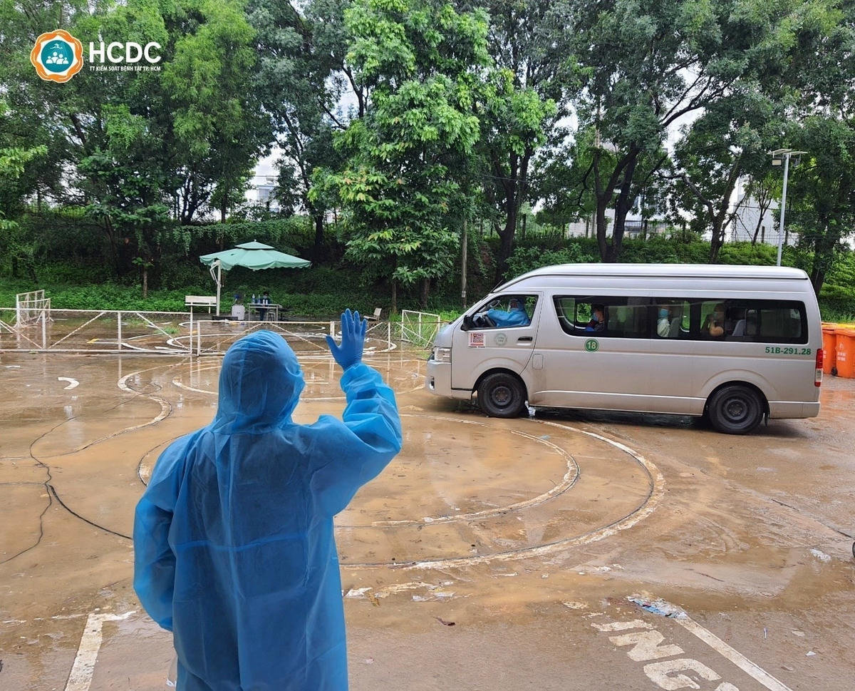 Bác sĩ chào tiễn bệnh nhân trong ngày xuất viện.