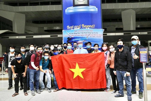 Đại sứ Phạm Sanh Châu chụp ảnh cùng bà con trước giờ họ lên máy bay trong chiến dịch Hoa Kim tước.