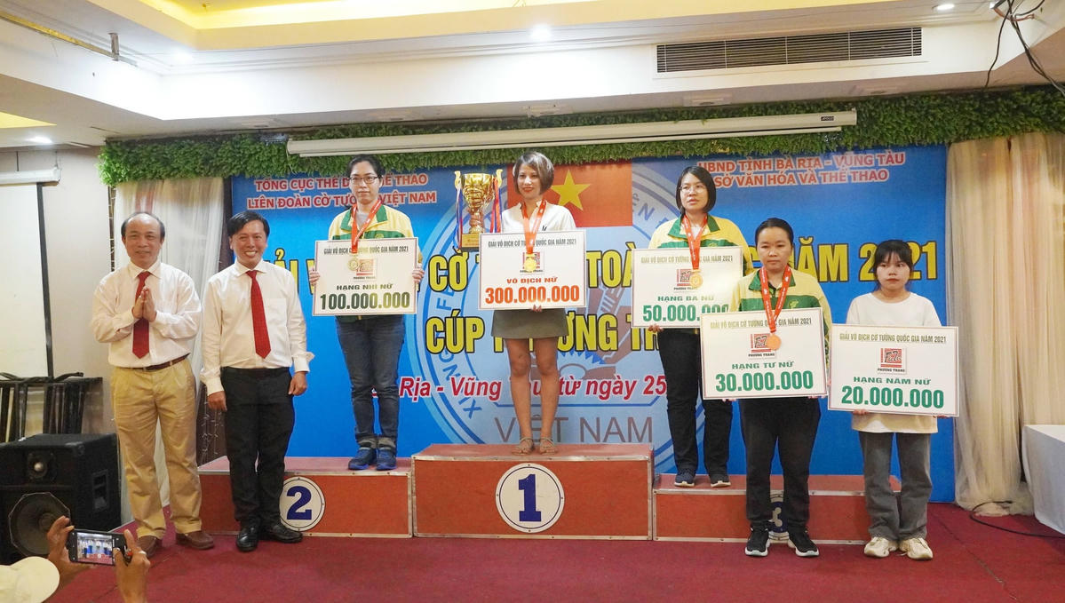 BTC trao giải cho các kỳ thủ đạt giải.