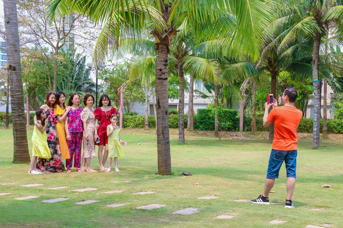 Du khách tham quan, chụp hình tại khuôn viên xanh mát của FLC Sầm Sơn