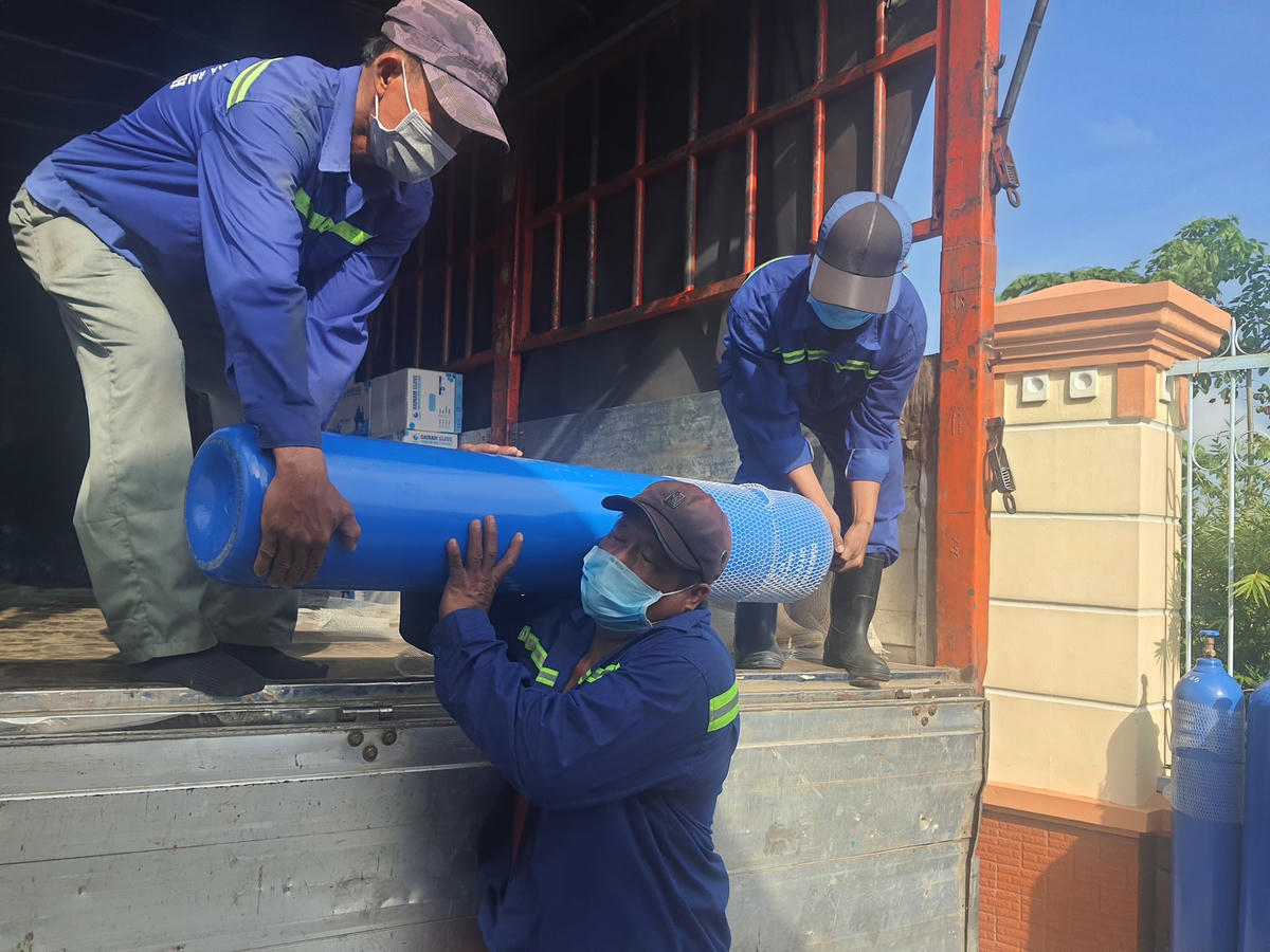 Công ty CP Đại Nam chuyển ngay hàng trăm bình oxy hỗ trợ cho Bạc Liêu.
