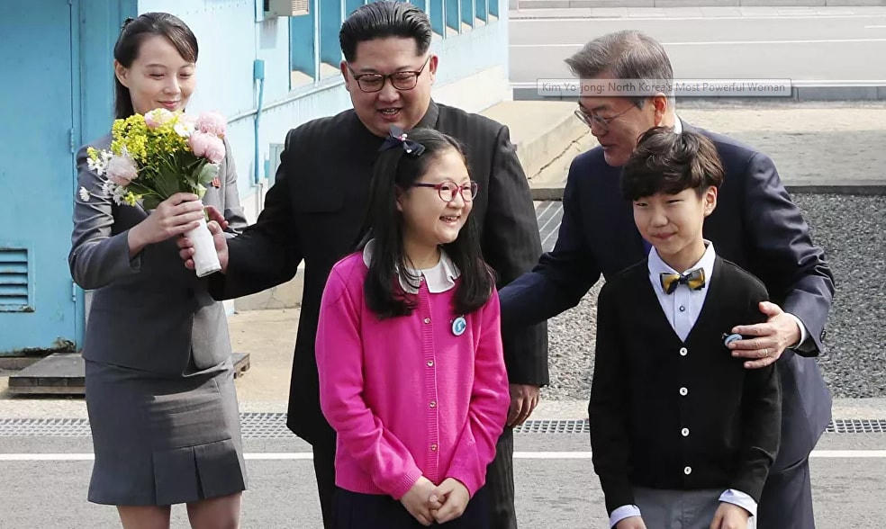 Cố Chủ tịch Kim Jong-il thường gọi Kim Yo-jong là “Yo-jong ngọt ngào và công chúa ". Ông rất tự hào về cô con gái út khi thấy cô bày tỏ sự quan tâm và năng khiếu về chính trị. Trong ảnh: Kim Yo-jong, em gái và cố vấn thân cận của nhà lãnh đạo Triều Tiên Kim Jong-un, mang theo một bó hoa khi ông và Tổng thống Hàn Quốc Moon Jae-in chụp ảnh với các em nhỏ sau khi gặp gỡ tại Đường phân giới quân sự giữa Triều Tiên và Hàn Quốc trước hội nghị thượng đỉnh của họ tại Panmunjom, ngày 27/4/2018.