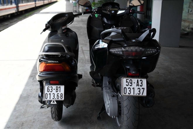 Hai chiếc xe không rõ nguồn gốc được phát hiện trên tàu hỏa.