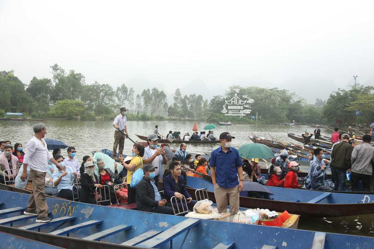 Khách thập phương đi lễ ở chùa Hương. Ảnh: Lan Anh.