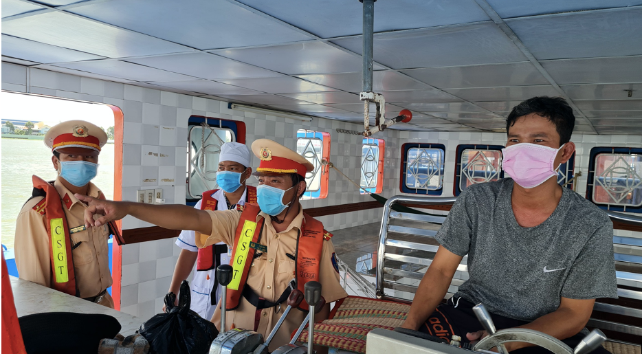 Lập các chốt kiểm tra, kiểm soát người và phương tiện đường thủy.