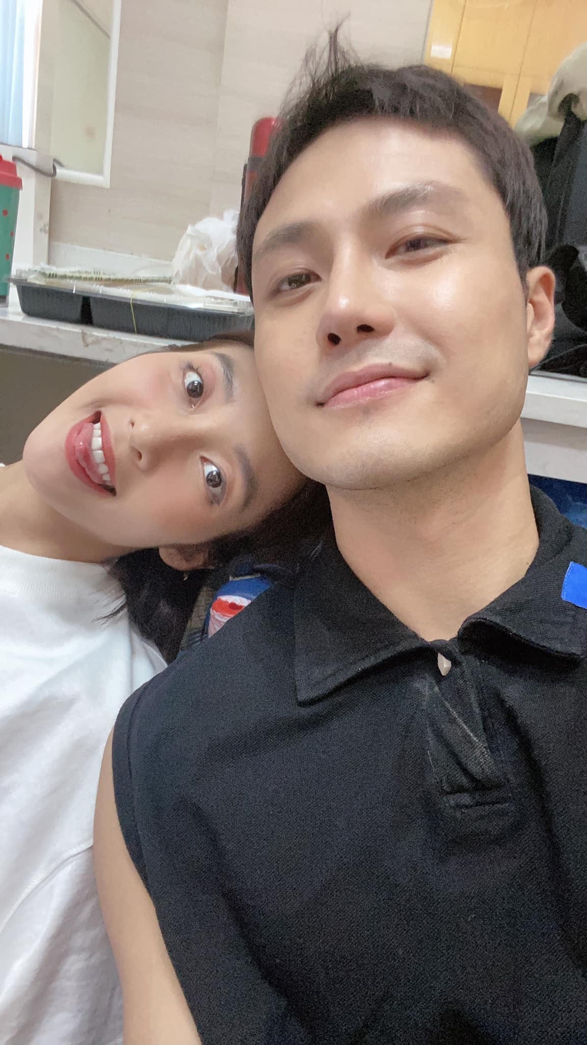 Thanh Sơn cũng thường xuyên chia sẻ ảnh hậu trường nhắng nhít của cả hai.