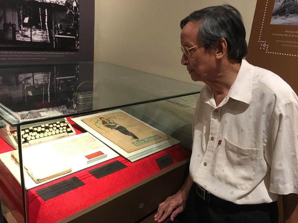 8. Nhà báo Cao Kim nguyên phóng viên báo Giải Phóng bên kỷ vật Giấy báo tử.