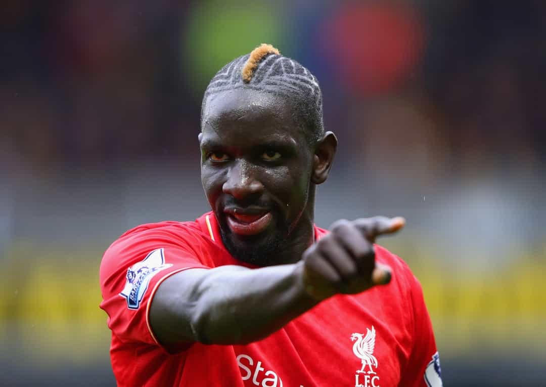 Cầu thủ người Pháp Mamadou Sakho đã có những pha tạo dáng rất kỳ quặc trên đầu.  