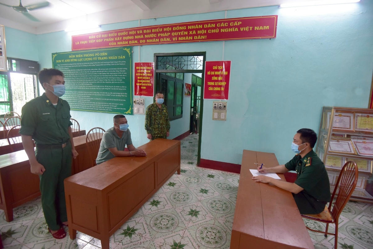 Hai đối tượng khai nhận hành vi tổ chức đưa người xuất cảnh trái phép tại Đồn Biên phòng Pò Hèn