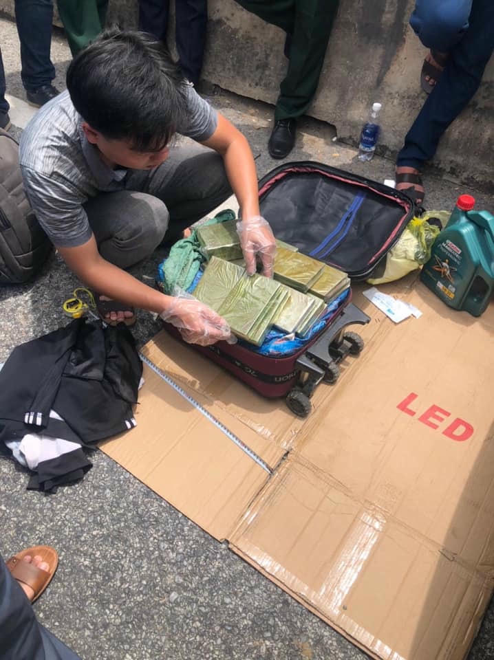 Tang vật là một va li chứa lượng lớn nghi là ma túy.