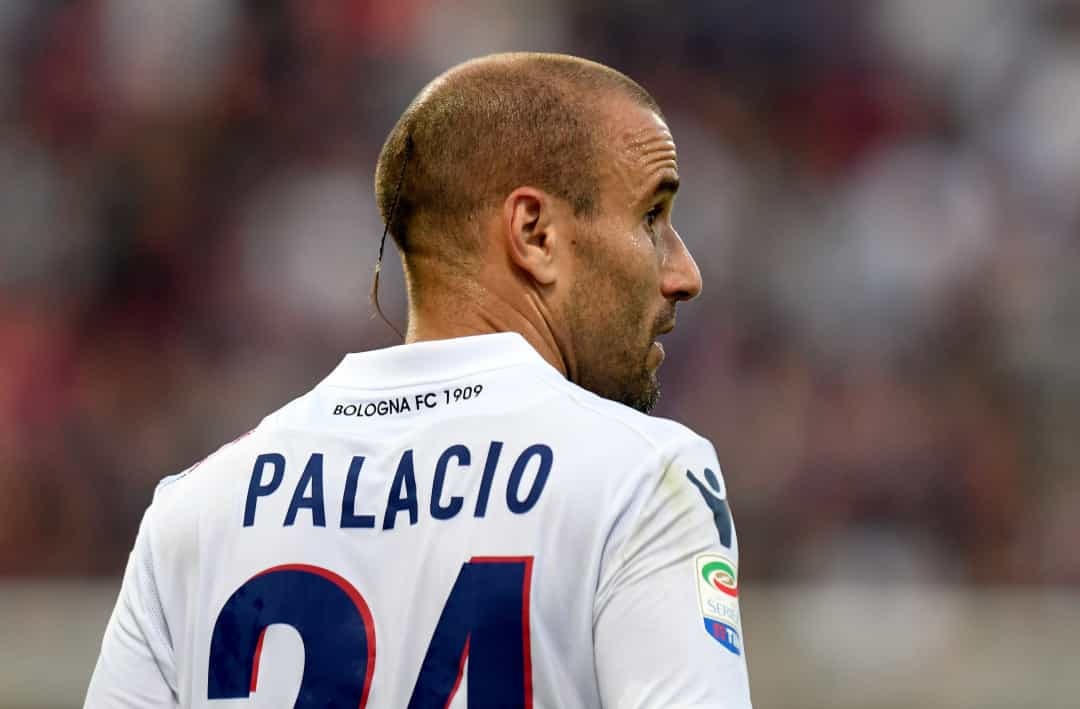 Rodrigo Palacio đã cắt toàn bộ tóc của mình và chỉ để lại một bím tóc nhỏ và mảnh ở phía sau, khiến phong cách này trở thành một trong những kiểu lạ nhất trong lịch sử bóng đá.  