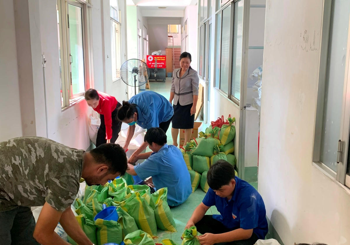 Bên cạnh chăm lo cho người nghèo ở địa phương, các cơ quan, đơn vị trong tỉnh còn vận động, tiếp nhận hàng hóa cứu trợ đồng bào miền Trung bị thiên tai.